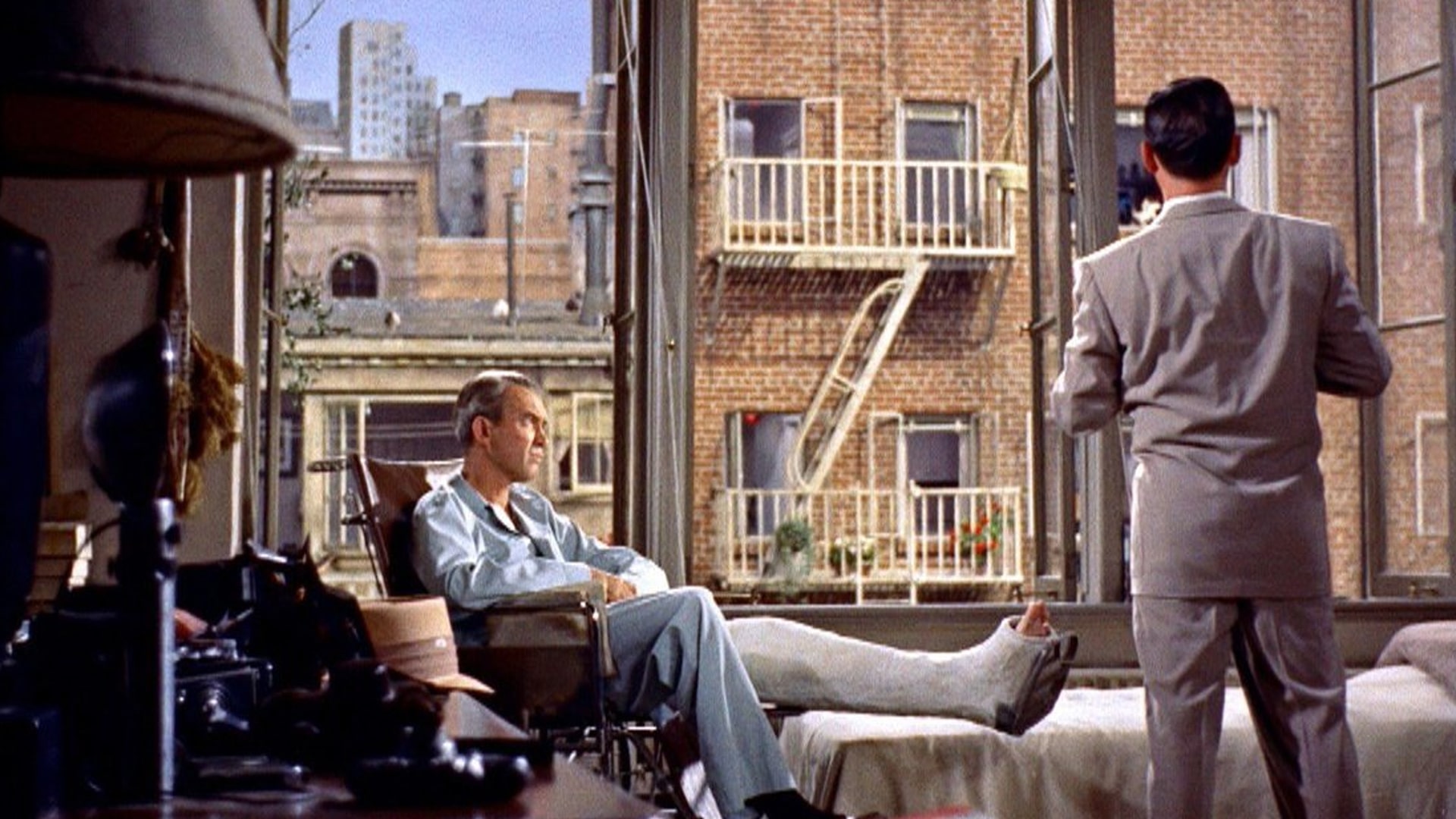 ۴۷. پنجره پشتی (Rear Window)